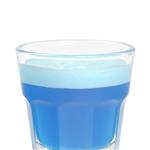 Chupito de vodka con arándanos azules