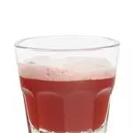 Chupito de vodka con fresa